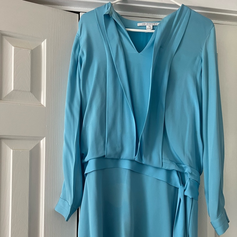 DVF beautiful turquoise dress with belt. Small, unnoticeable stain.